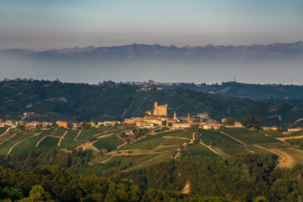 Langhe and Monferrato in a Ferrari 12Cilindri rental: an autumn itinerary featuring fall foliage and scenic roads