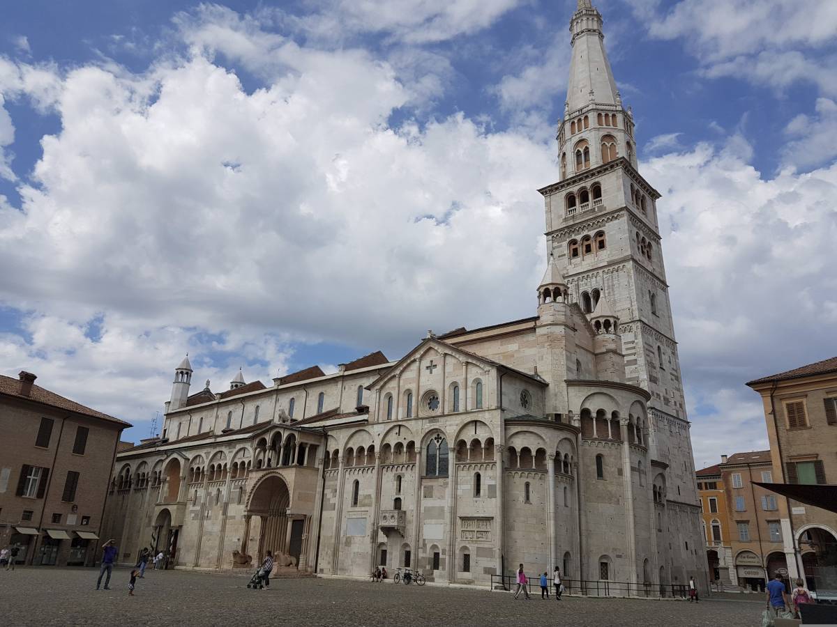 Luxury car rental Modena