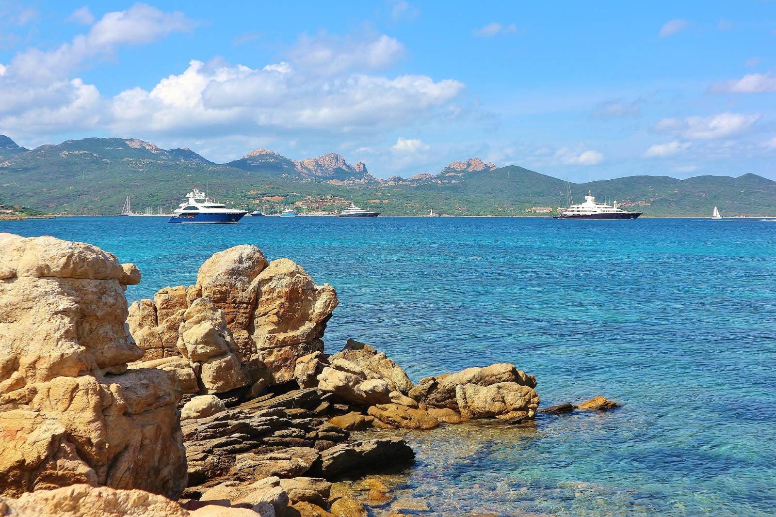 Luxury car rental in Sardinia: the differences between the Ferrari Roma and the Ferrari 296 GTS on the roads of the Costa Smeralda